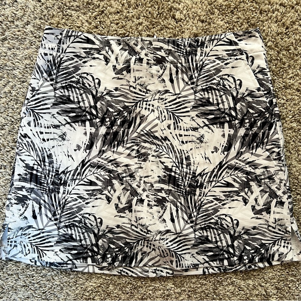 Lady Hagen Women’s Black and White Tropical Print Skort